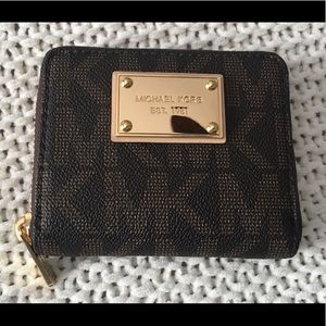 Michael Kors Mini Zip Wallet In Signature design